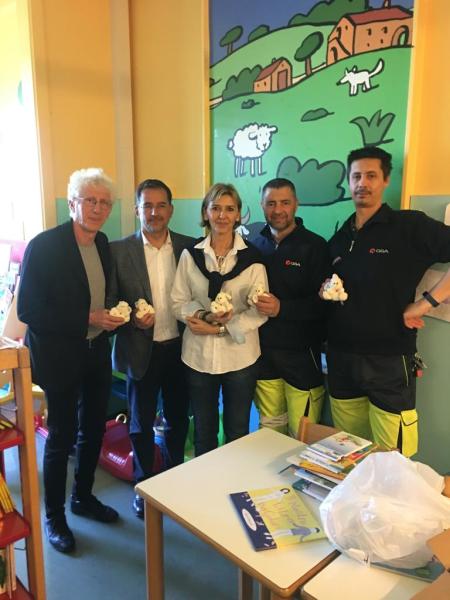 Foto donazione peluche da parte di GSA