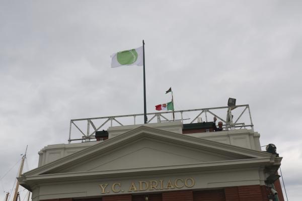 Bandiera del Burlo sul pennone dell'Adriaco