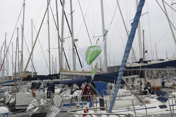 Barca con bandiera del Burlo