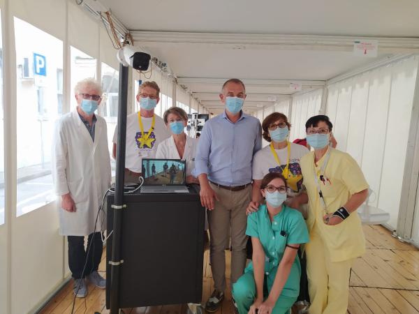 I volontari dell'ASTRO con la direzione strategica e gli operatori sanitari nel filtro