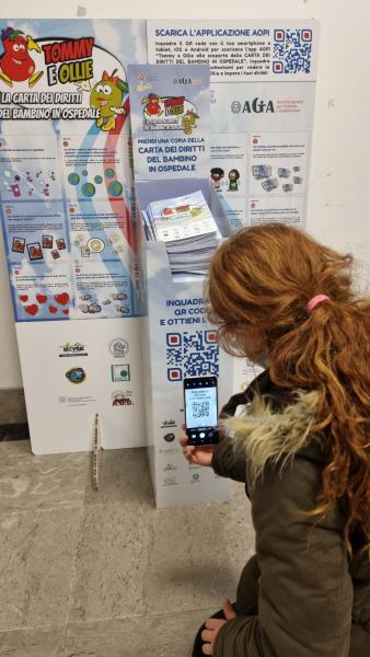 Come scaricare l'app della carta dei diritti dei bambini in ospedale dal totem