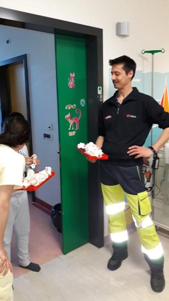 Foto donazione peluche da parte di GSA